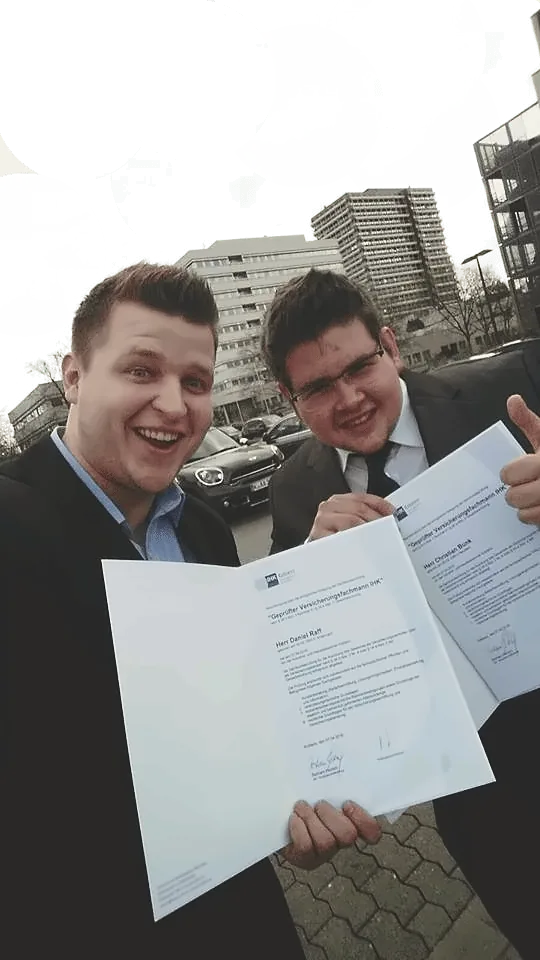 Daniel Raff und Christian Bunk zeigen ihre IHK-Prüfungsunterlagen